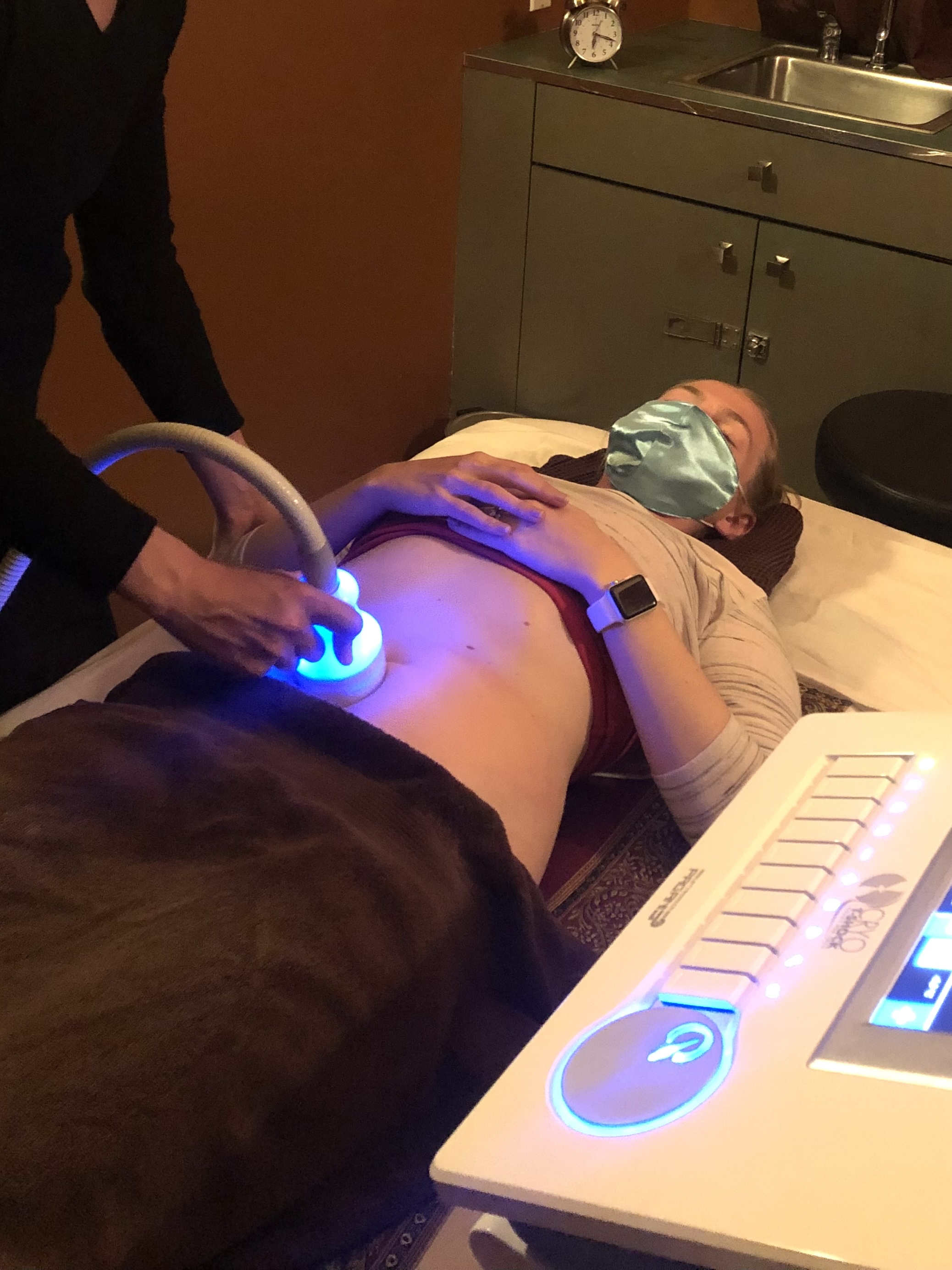 Cryo T-Shock thermal device applied to a client's abdomen during a cryo slimming session at Kao Thai Wellness